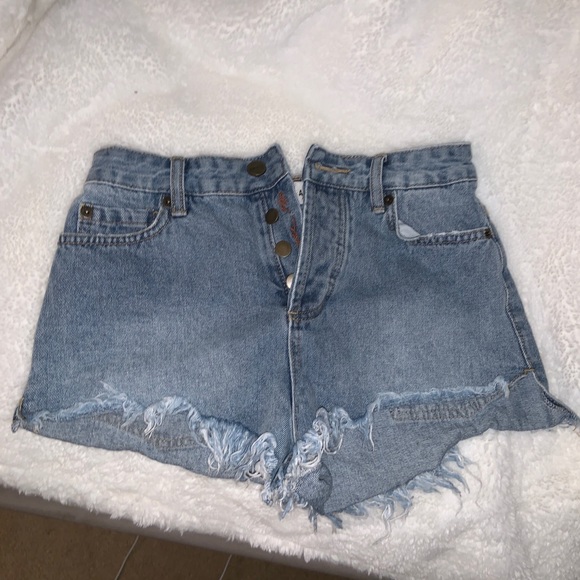 Amuse Society Jean Shorts - Picture 1 of 3